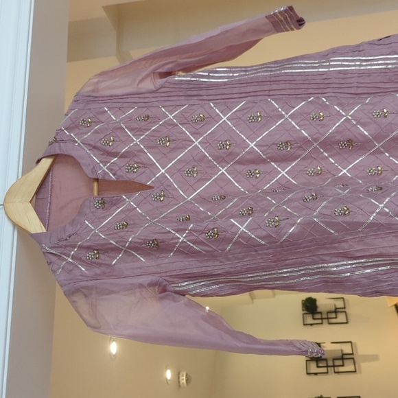 Chic Pink Silver Embroidered Suit With Floral Bead Design Silver- Size SM New - Picture 8 of 8